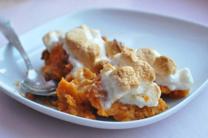 Отличная закуска получается из сырого батата, заправленного нарубленным чесноком или луком