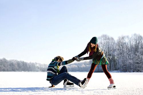 Когда каток на даче готов, остается только надеть коньки и веселиться!