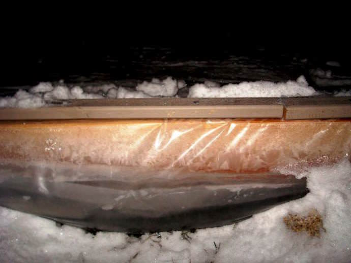 Установка каркаса или ограничителей для катка на даче и укладка пленки