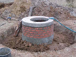 Глиняный замок – это сооружение вокруг колодца, выполненное из хорошо промятой глины либо жирного суглинка