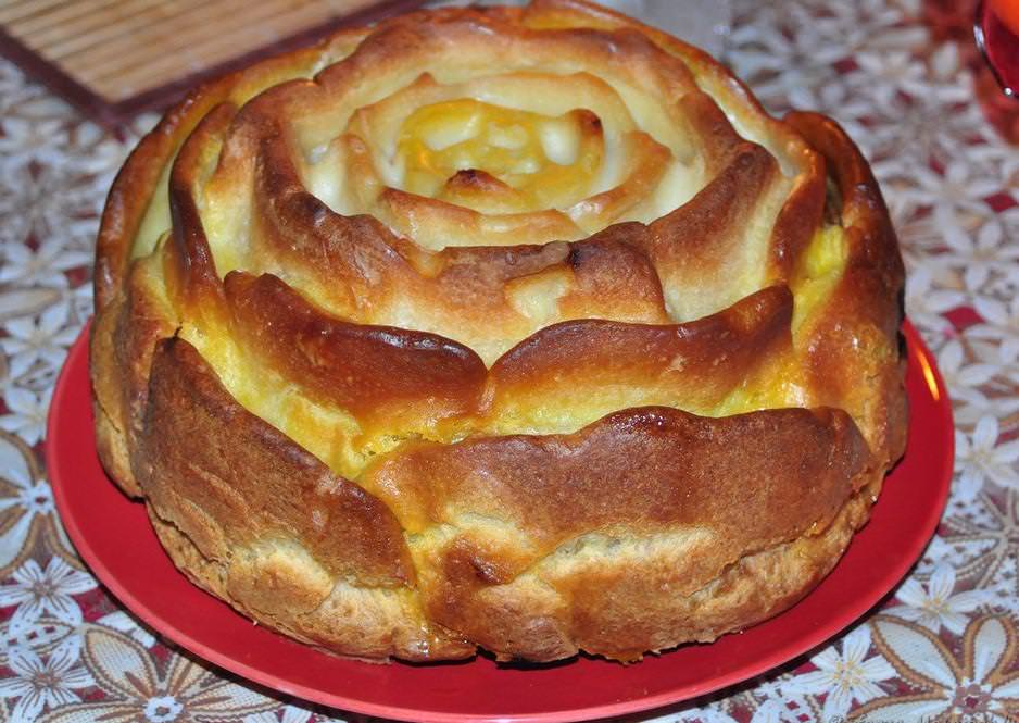 Шарлотку в микроволновке удобно выпекать в силиконовой форме