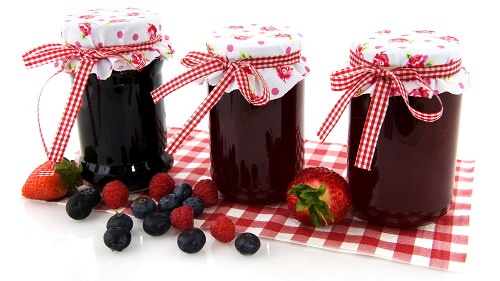 Для шарлотки можно использовать любую начинку: фрукты, ягоды, даже варенье