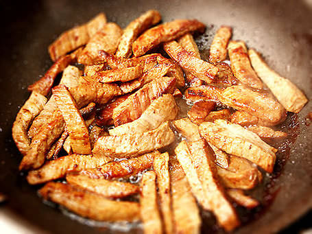 Мясо должно остаться сочным, не увлекаемся обжаркой