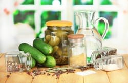 Огурчики, заготовленные с водкой, получаются хрустящими и долго не портятся