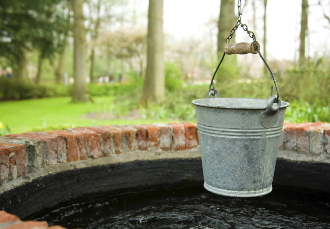 Для замачивания огурцов лучше всего использовать родниковую или колодезную воду