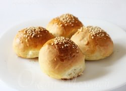 Булочки с кунжутом, приготовленные дома, получаются ничуть не хуже, чем магазинные