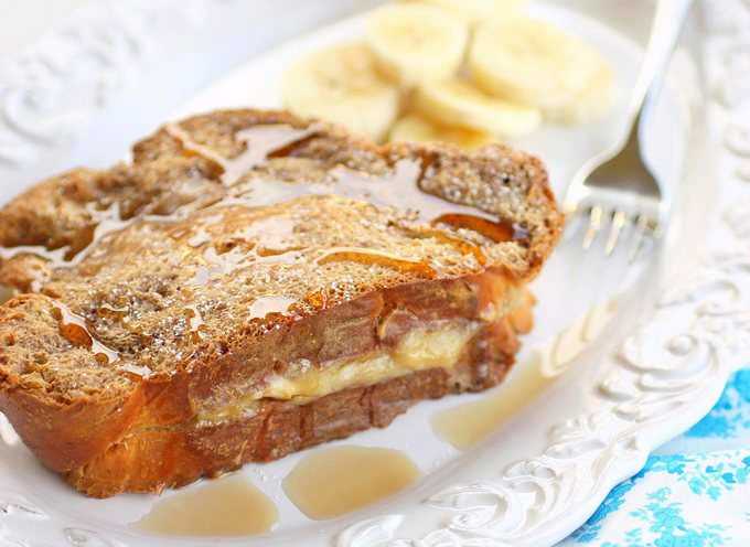 Подавать такую шарлотку можно со сметаной, медом, мороженым