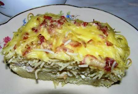 Эту запеканку скрепляет сыр, она состоит из нескольких слоев