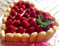 Такой пирог, как клубничная шарлотка, даже выглядит вкусно, а уж вкус и запах не оставят вас равнодушным