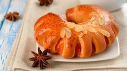 Булочки с конфетой внутри – необычный десерт, который быстро готовится