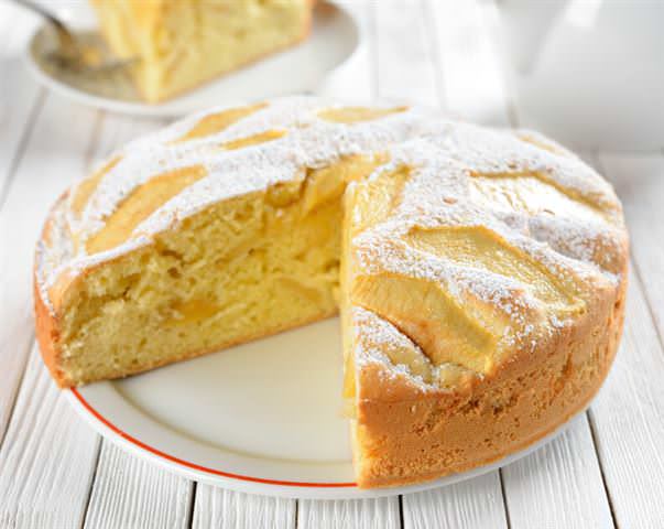 Шарлотка с бананами, в зависимости от того, спелый ли фрукт, может получиться по-разному