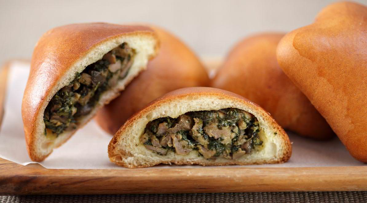 Фарш делает любое блюдо гораздо более сытным, поэтому подобные пирожки отлично подходят для плотного перекуса