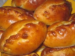 Пирожки с грибами и картошкой – привычный нам всем рецепт из детства, который и сейчас не потерял своей популярности