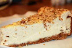 Запеканка с использованием кефира получается более мягкой и воздушной, чем обычная