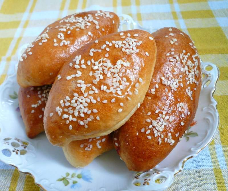 Если есть желание, можно украсить готовые пирожки, посыпав их кунжутом