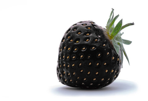 Черная клубника существует, и ее смело можно есть