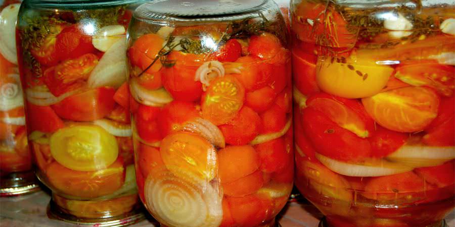Чем дольше заготовка остаётся тёплой, тем быстрее пропитываются маринадом томаты