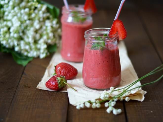 После разморозки клубнику можно использовать для приготовления смузи