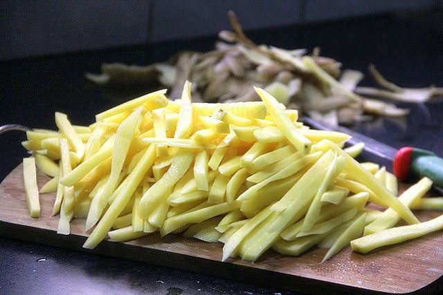 Если у вас крупная картошка — можно порезать ее соломкой