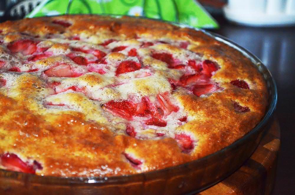 Шарлотка с клубничным вареньем – еще один вариант зимнего десерта