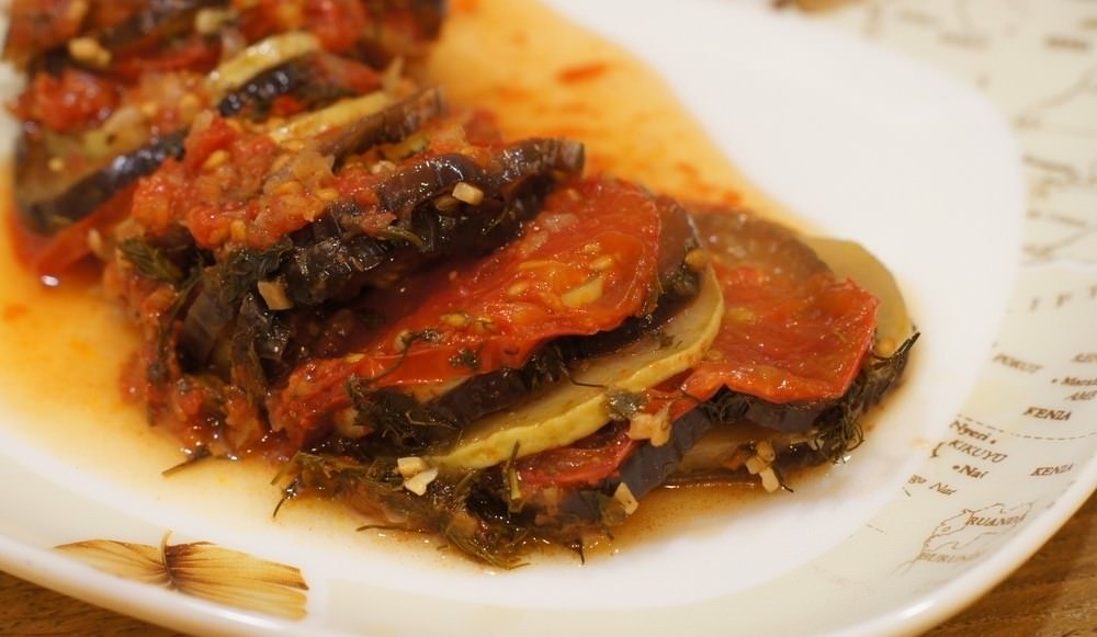 Очень сочная, красивая запеканка. Прекрасно подойдет для подачи к праздничному столу