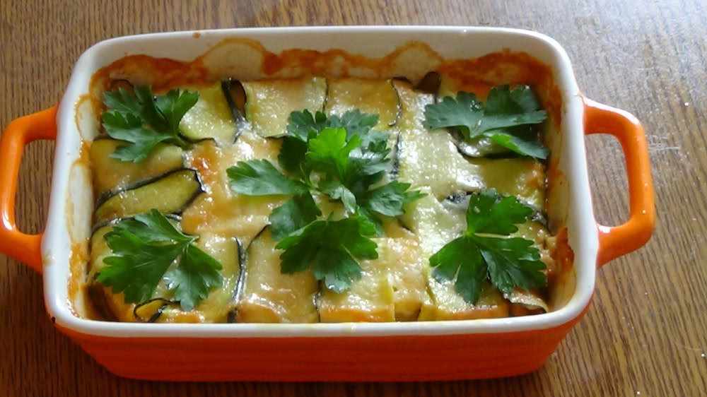 Готовую запеканку можно украсить зеленью