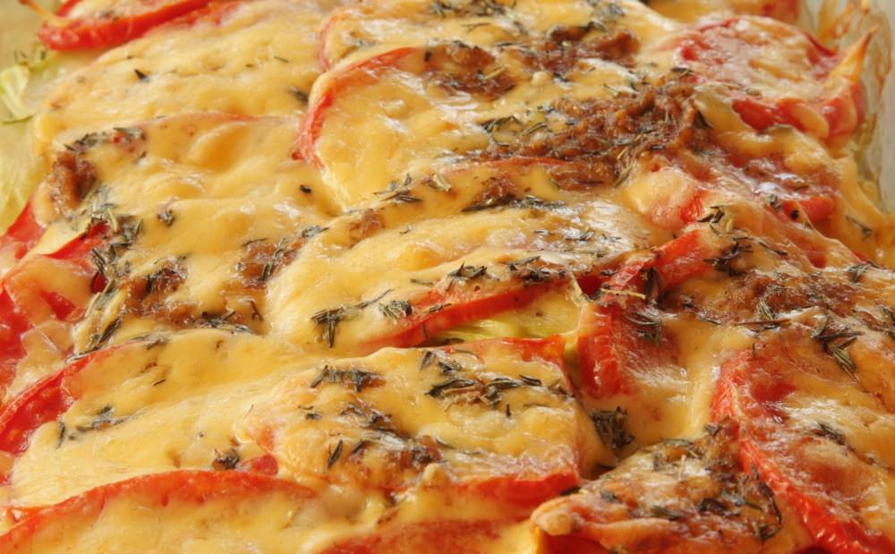В этой запеканке смешаны самые вкусные продукты, поэтому ее вполне можно подавать на праздничный ужин, гости точно попросят добавки!