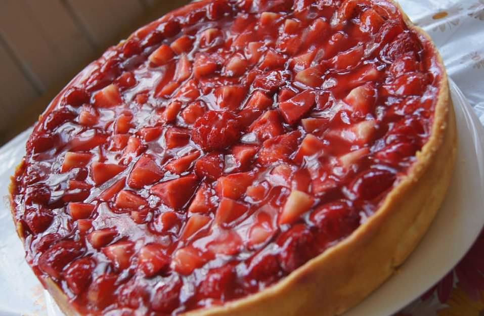 По желанию готовое изделие украсьте сахарной пудрой, а также свежими ягодами клубники