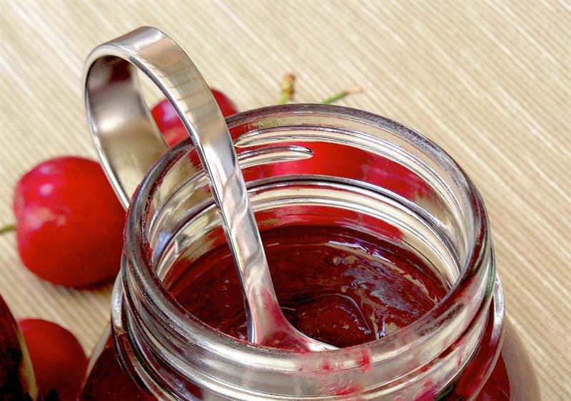 Густой джем используют в качестве начинки для пирогов, пирожков, рулетов
