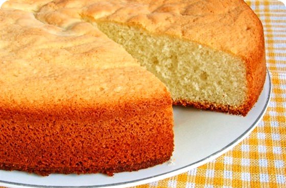 Из бисквитного теста получаются пышные и красивые мучные изделия