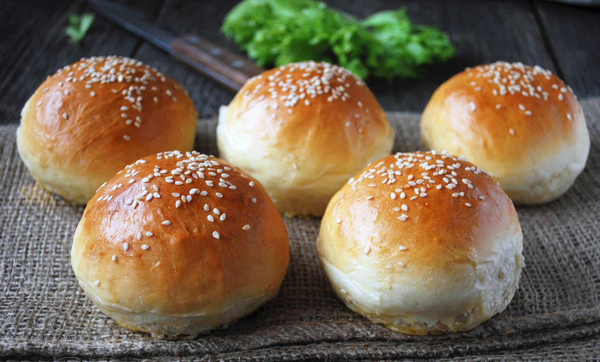 Булочки, украшенные кунжутом, уже становятся симпатичнее