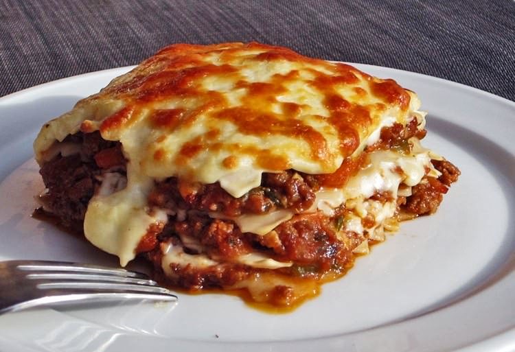 Верхнюю часть запеканки можно по факту готовности украсить кетчупом (микроволновка не дает румяной корочки)