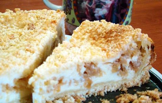 Творог, сметана и сироп придают такой шарлотке нежный вкус