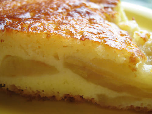 Шарлотка с бананами получается очень нежной и практически тает во рту