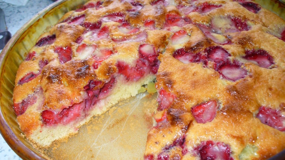 Нежная клубника и сочные яблоки – этот десерт ваши гости запомнят надолго!