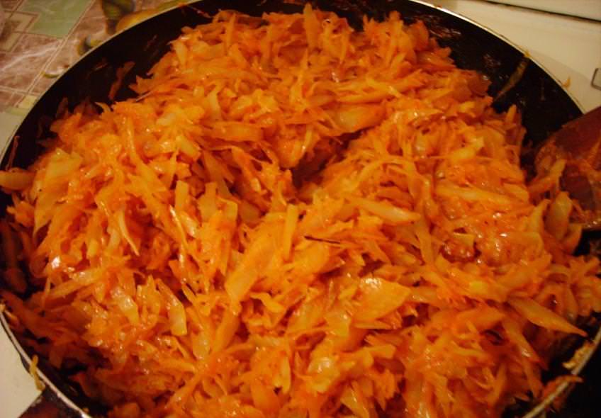 Начинка для шарлотки очень проста: к тушеной капусте добавляется томатная паста