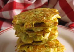 Блины из кабачка на кефире получаются очень вкусными, также как и оладьи