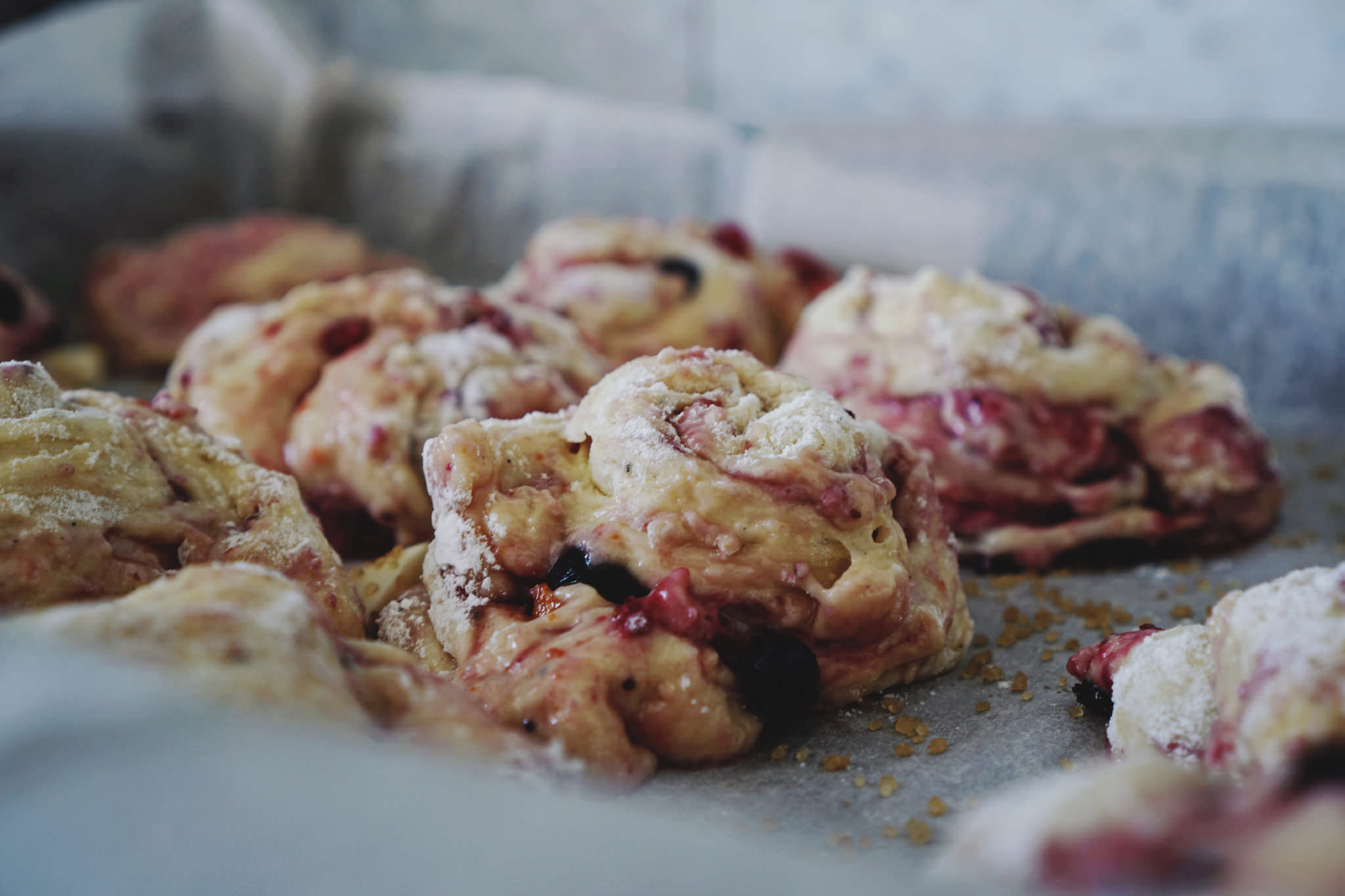 Для небольших пирожков можно использовать целые ягоды, но лучше протереть их с сахаром и дать немного отстояться