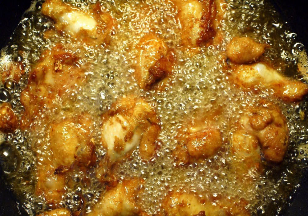 Много жира, масла, майонеза – и полезный продукт превращается во вредный. Также следует избегать калорийных заправок