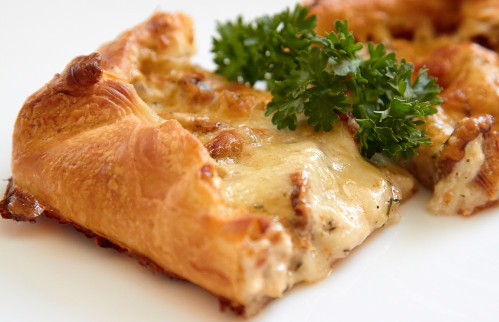 Пирожки на слоеном тесте получаются очень нежными и сочными