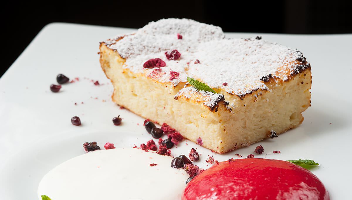 Украсить запеканку можно сахарной пудрой