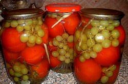 Томаты могут совмещаться с виноградом при консервации – получается очень вкусно