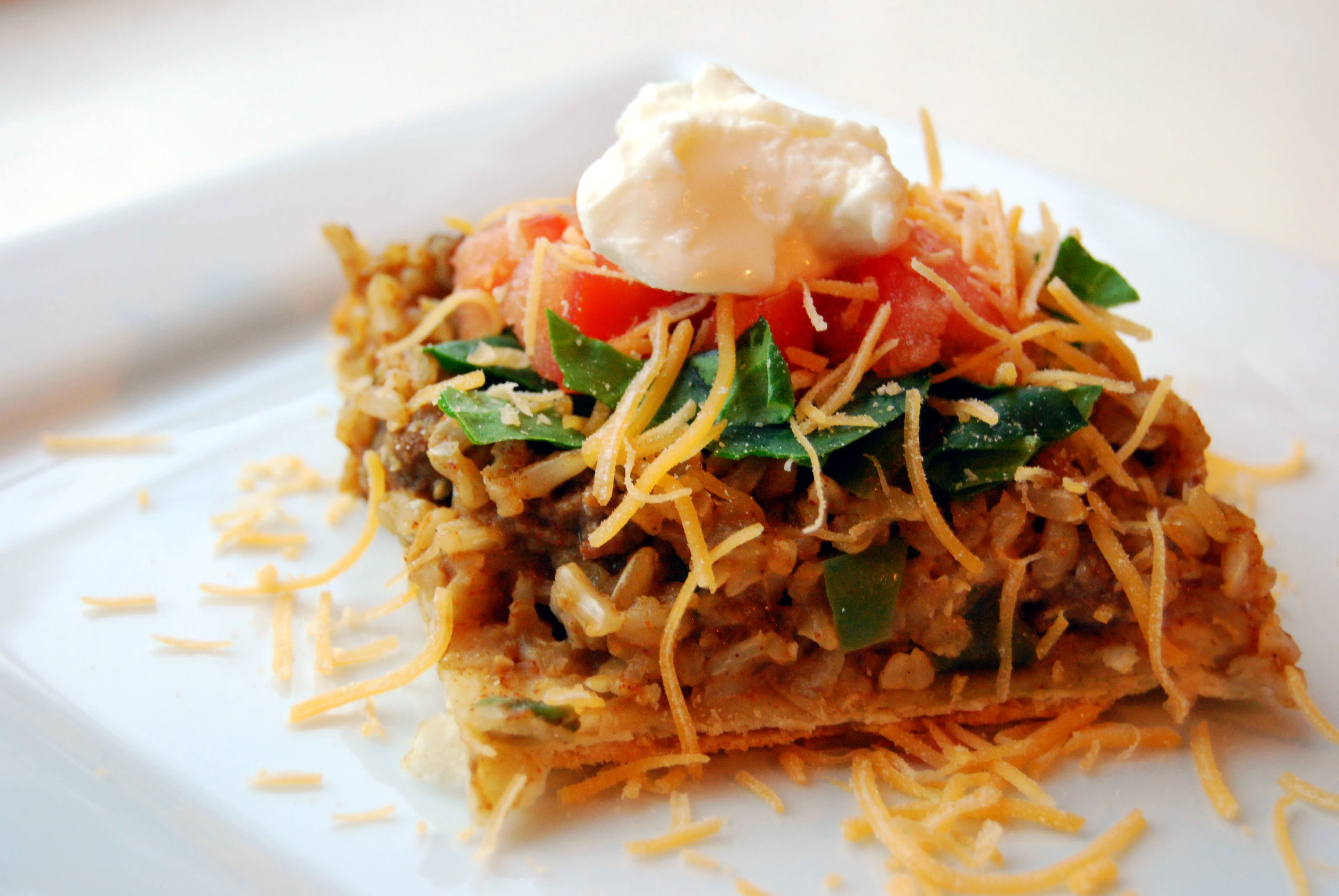 Запеканку можно украсить зеленью и свежими томатами