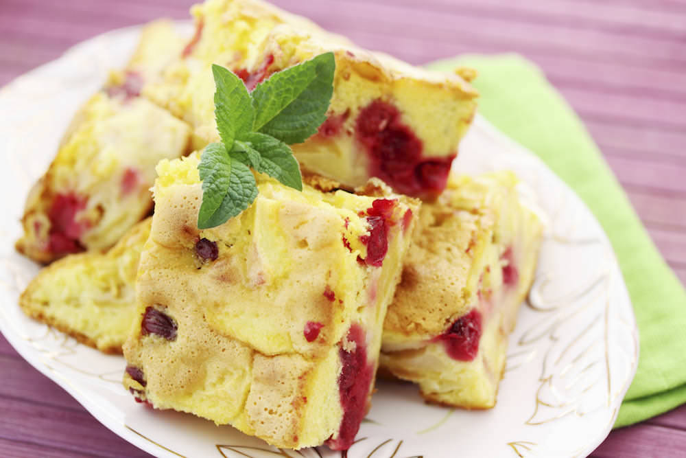 Смесь яблок и любимых ягод сделает такую шарлотку непередаваемо вкусной