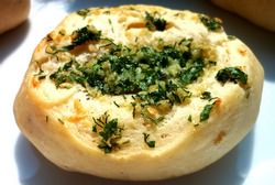 Чесночные булочки невероятно вкусны и вполне могут заменить обычный хлеб