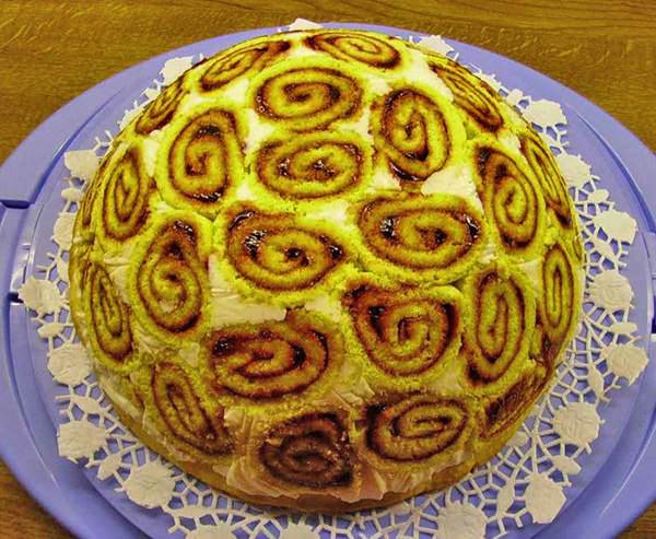 Такая шарлотка очень вкусна благодаря шоколаду