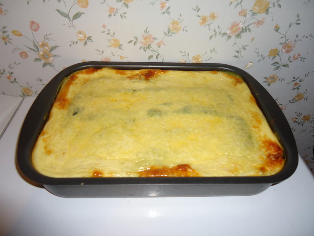 Готовую запеканку необходимо посыпать шоколадом