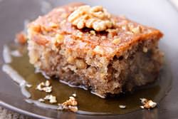 Выпечка с грецкими орехами очень вкусна, тает во рту и придает бодрость