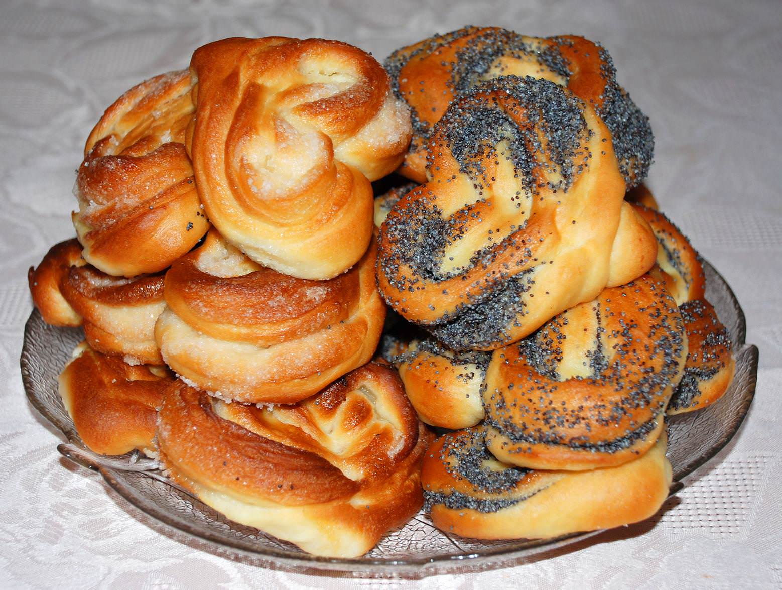 Можно приготовить булочки с маком и кокосом отдельно