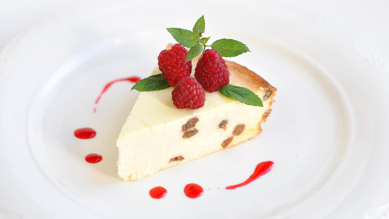 В качестве украшения отлично подойдут ягоды или варенье